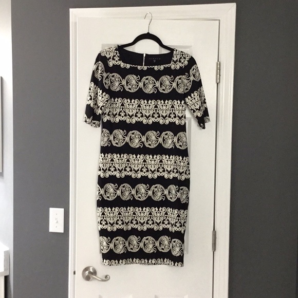 Women’s size 4 dress - Picture 1 of 3